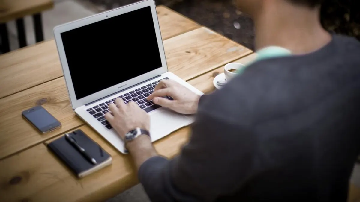Cek Plagiarisme Gratis vs Turnitin: Kenapa Hasilnya Beda?
